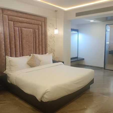 Hotel Kadamb Tree จาบัลปูร์ ภายนอก รูปภาพ