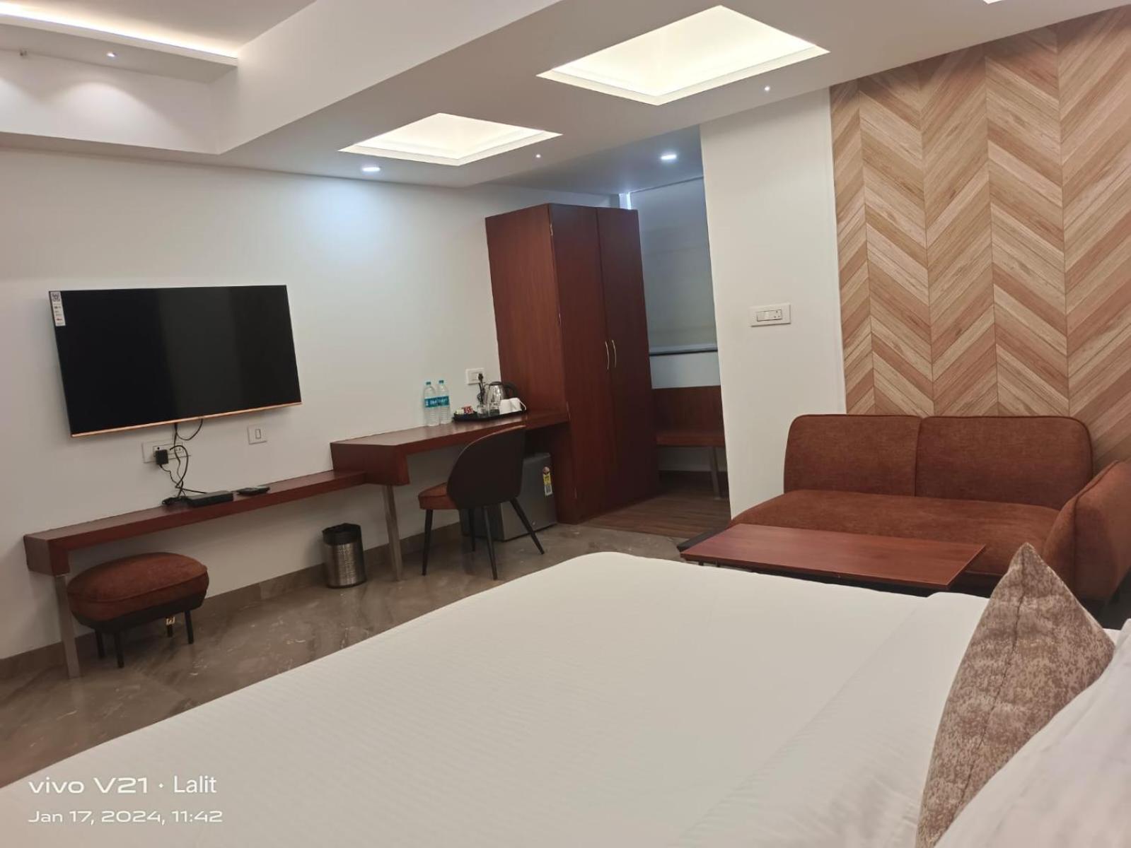 Hotel Kadamb Tree จาบัลปูร์ ภายนอก รูปภาพ