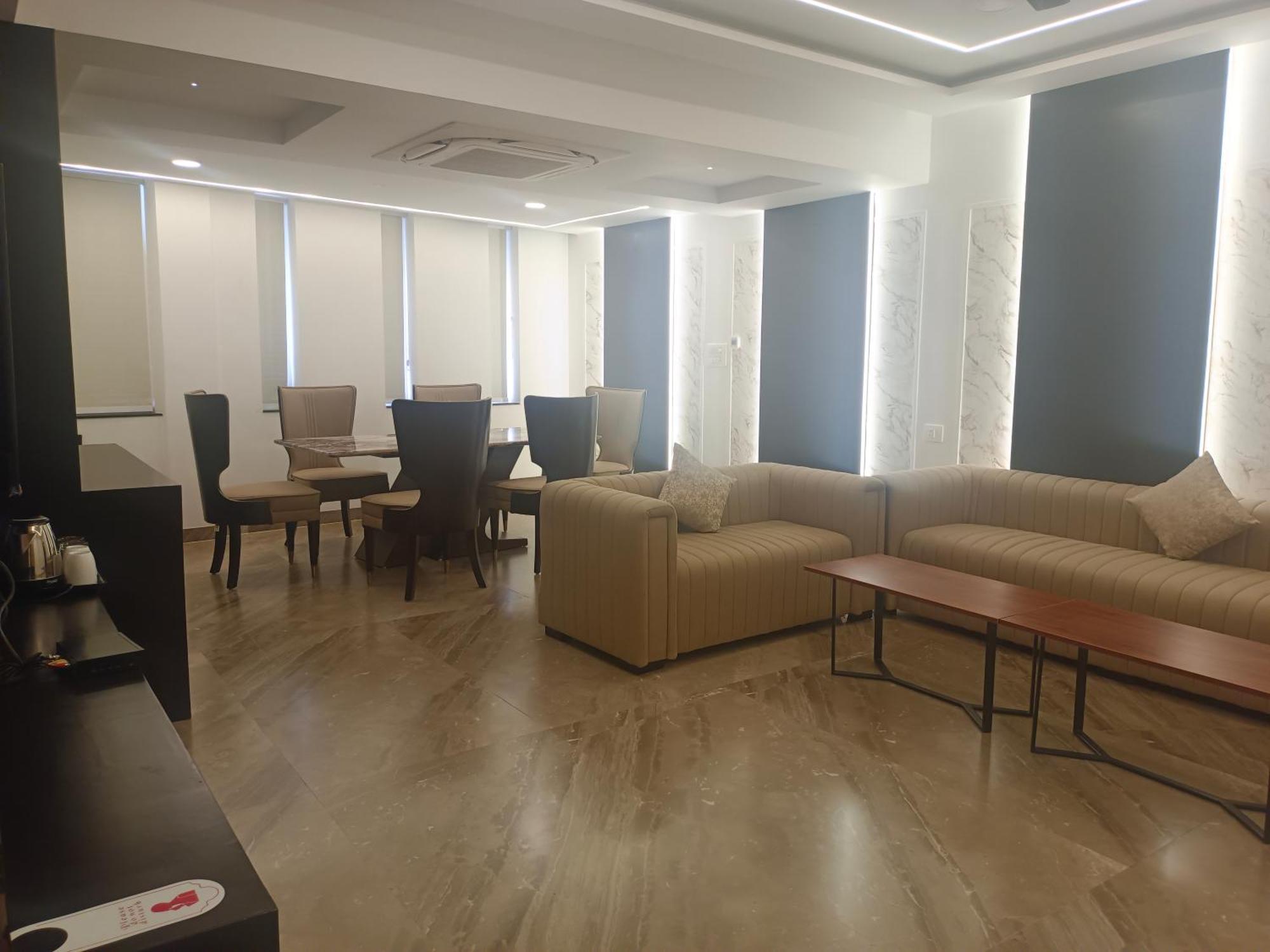 Hotel Kadamb Tree จาบัลปูร์ ภายนอก รูปภาพ