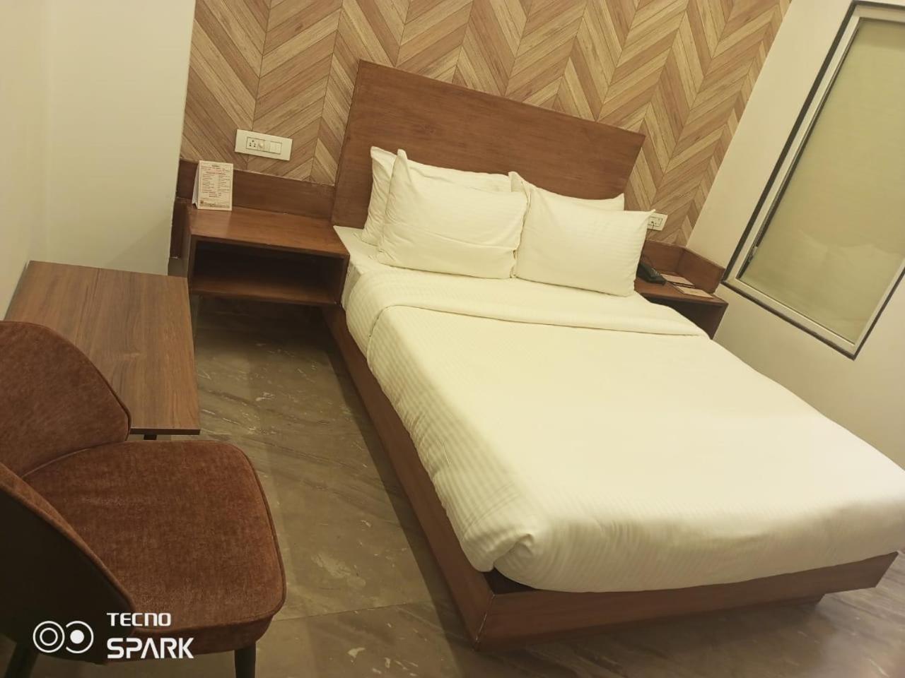Hotel Kadamb Tree จาบัลปูร์ ภายนอก รูปภาพ