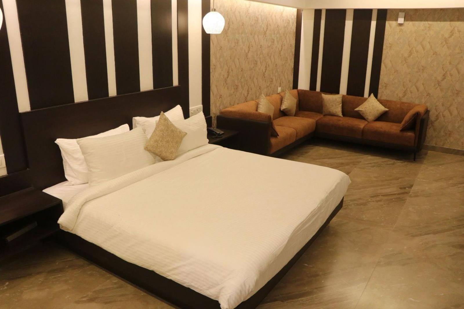Hotel Kadamb Tree จาบัลปูร์ ภายนอก รูปภาพ