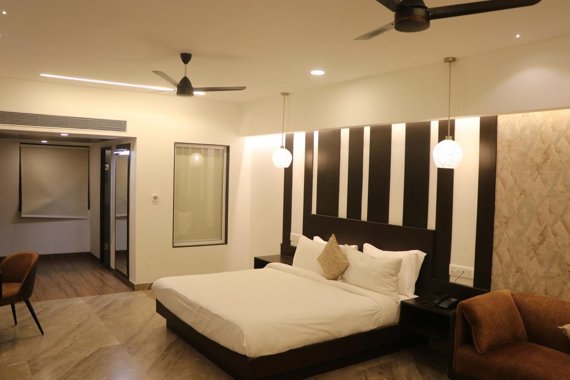 Hotel Kadamb Tree จาบัลปูร์ ภายนอก รูปภาพ