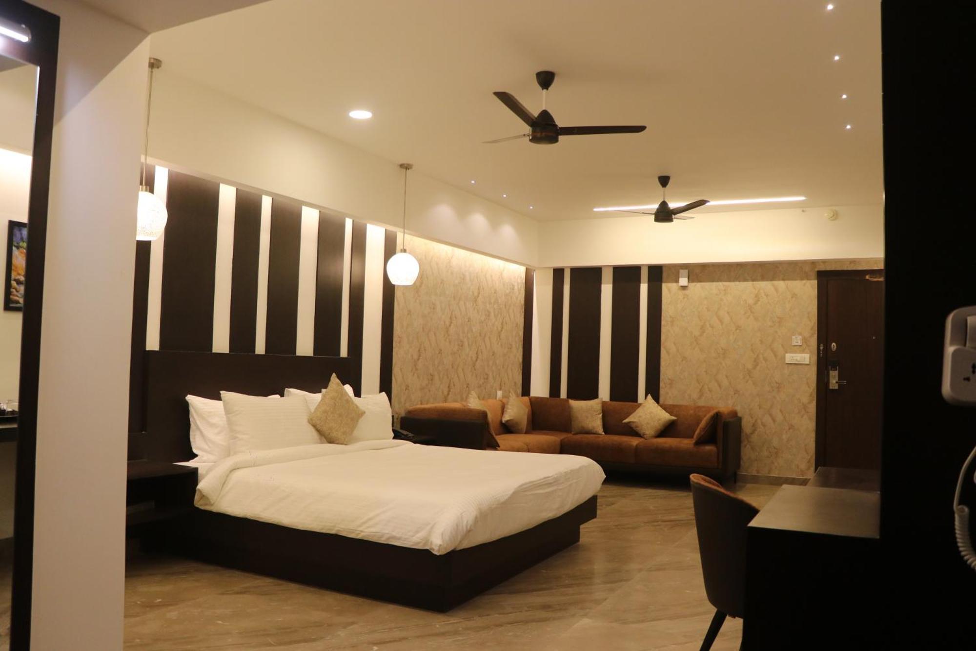 Hotel Kadamb Tree จาบัลปูร์ ภายนอก รูปภาพ