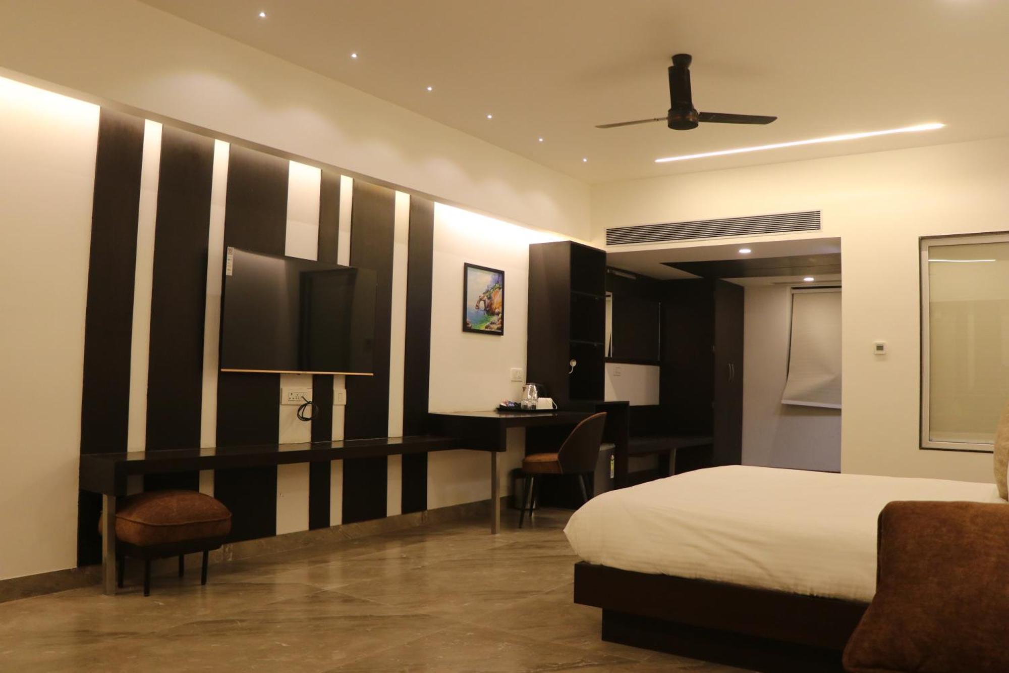 Hotel Kadamb Tree จาบัลปูร์ ภายนอก รูปภาพ