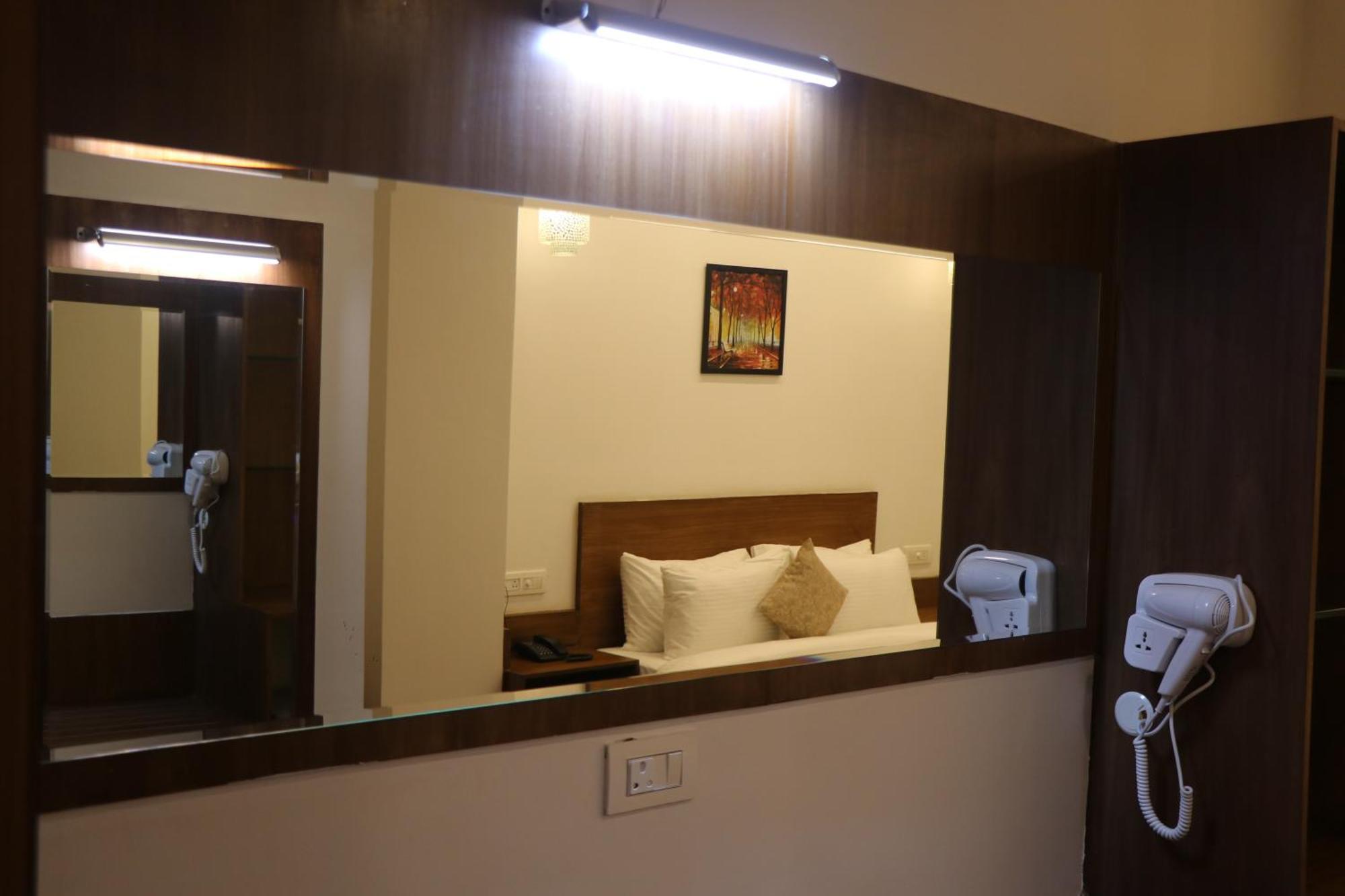 Hotel Kadamb Tree จาบัลปูร์ ภายนอก รูปภาพ