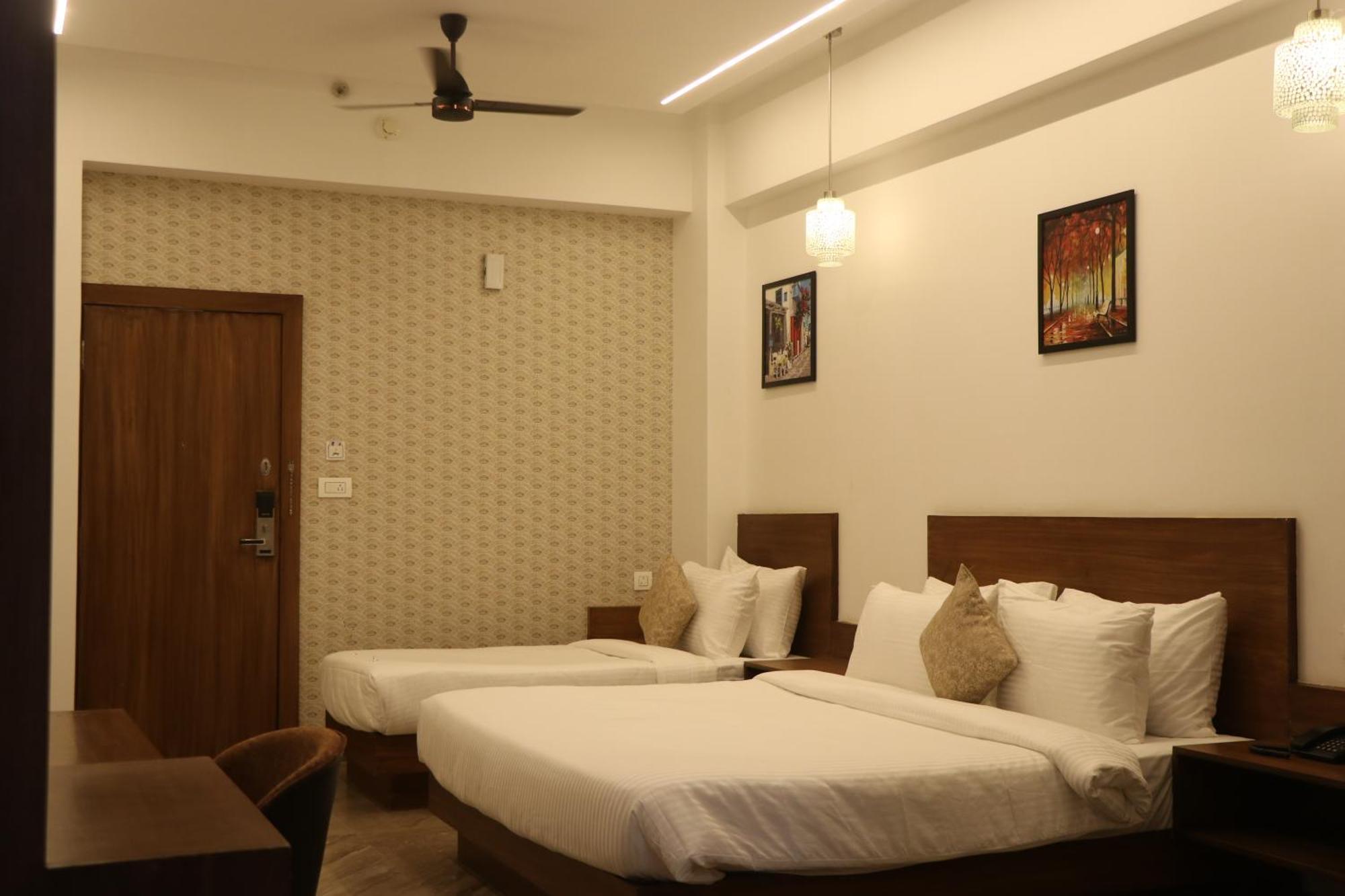 Hotel Kadamb Tree จาบัลปูร์ ภายนอก รูปภาพ