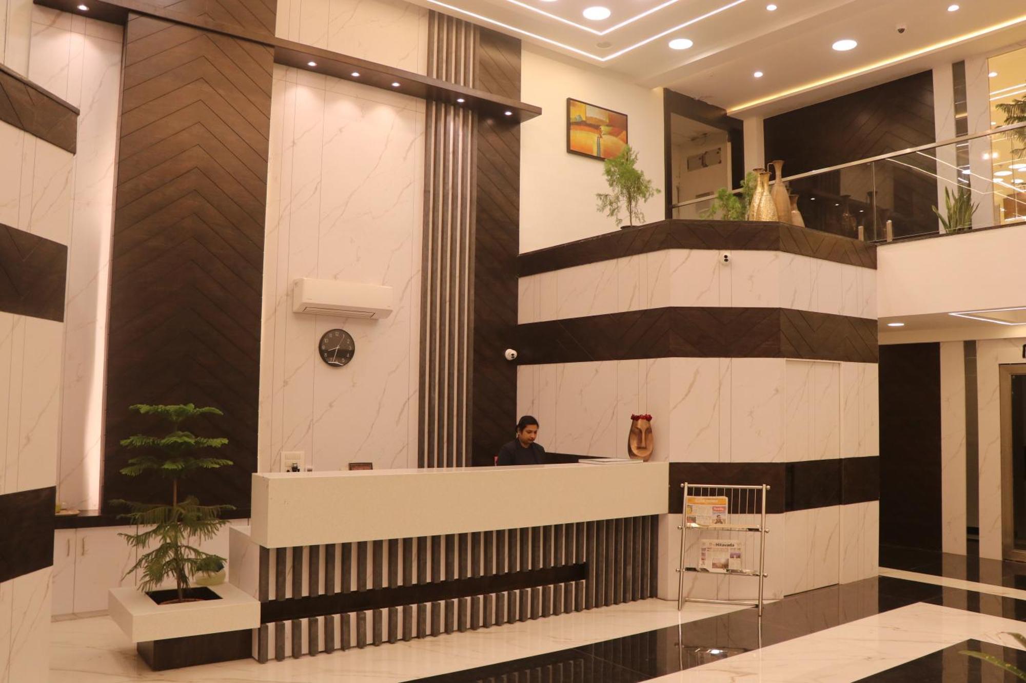 Hotel Kadamb Tree จาบัลปูร์ ภายนอก รูปภาพ