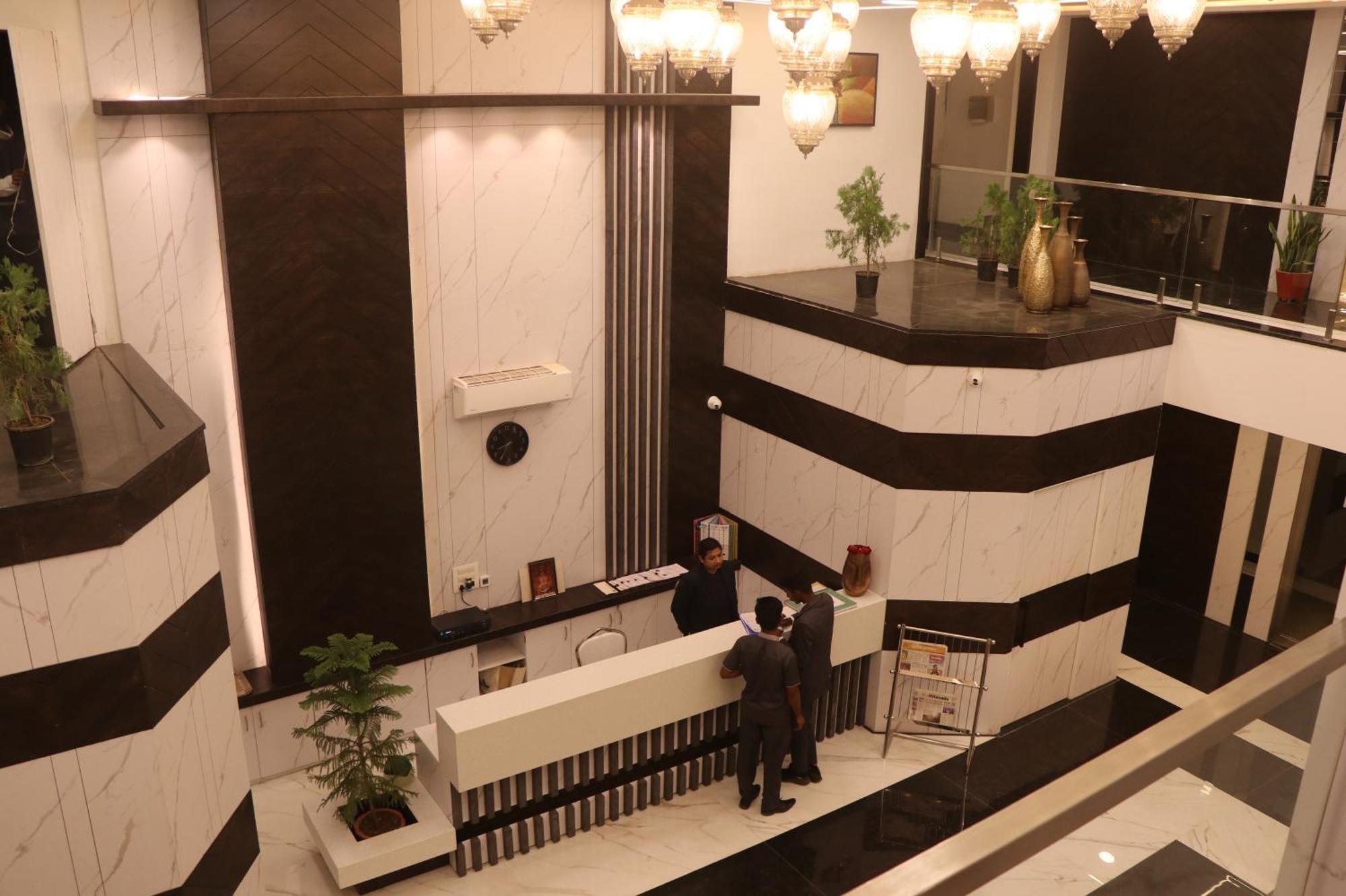 Hotel Kadamb Tree จาบัลปูร์ ภายนอก รูปภาพ