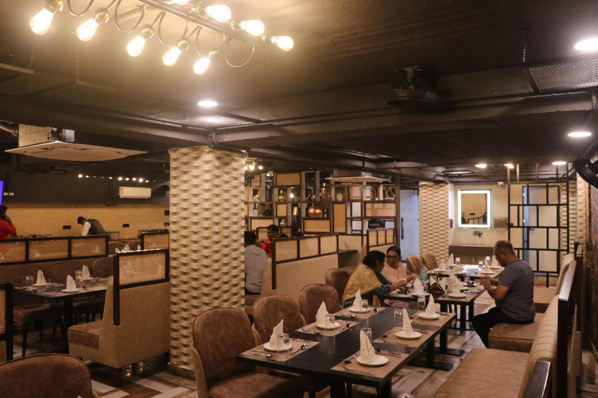 Hotel Kadamb Tree จาบัลปูร์ ภายนอก รูปภาพ